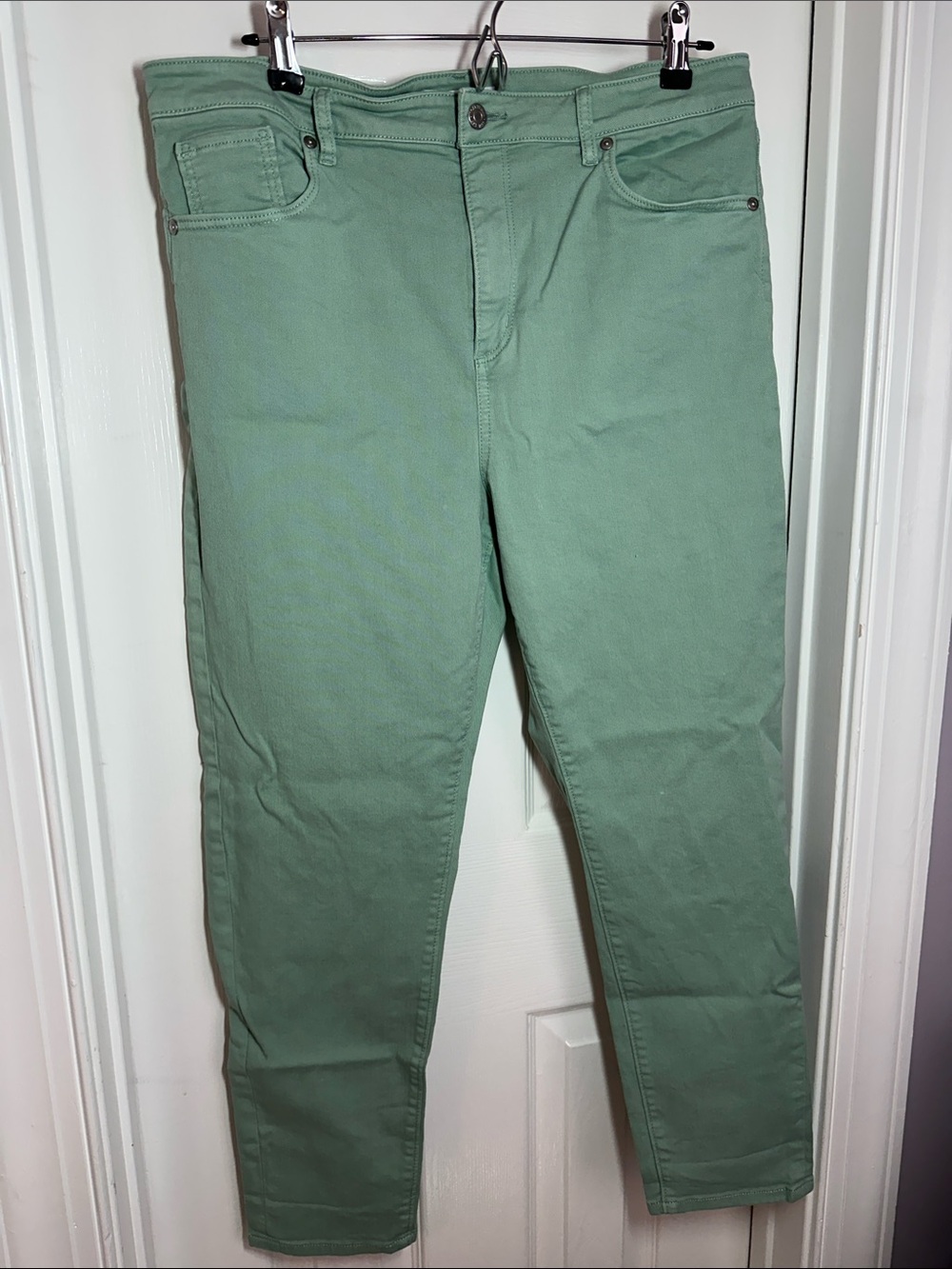 LOFT Green Straight-Leg Jeans.          0032